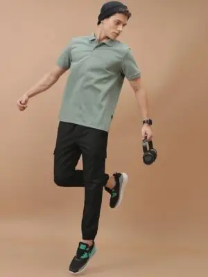 1fac7691-f615-4f00-923b-bd51cd9357f41734338739101-HIGHLANDER-Men-Regular-Fit-Plain-Cargo-Jogger-Trousers-43417-5